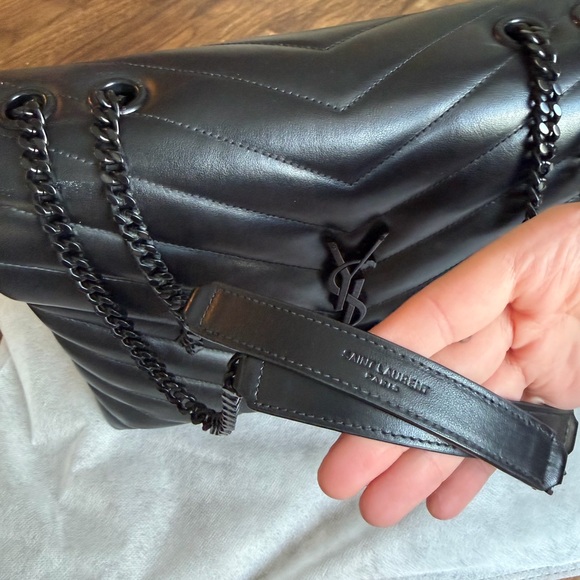 Yves Saint Laurent Large LouLou Bag - Picture 2 of 13